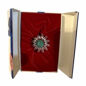 Swarovski Collectors SCS Clear Crystal Flower Figurine Small Renewal Gift Boxed
